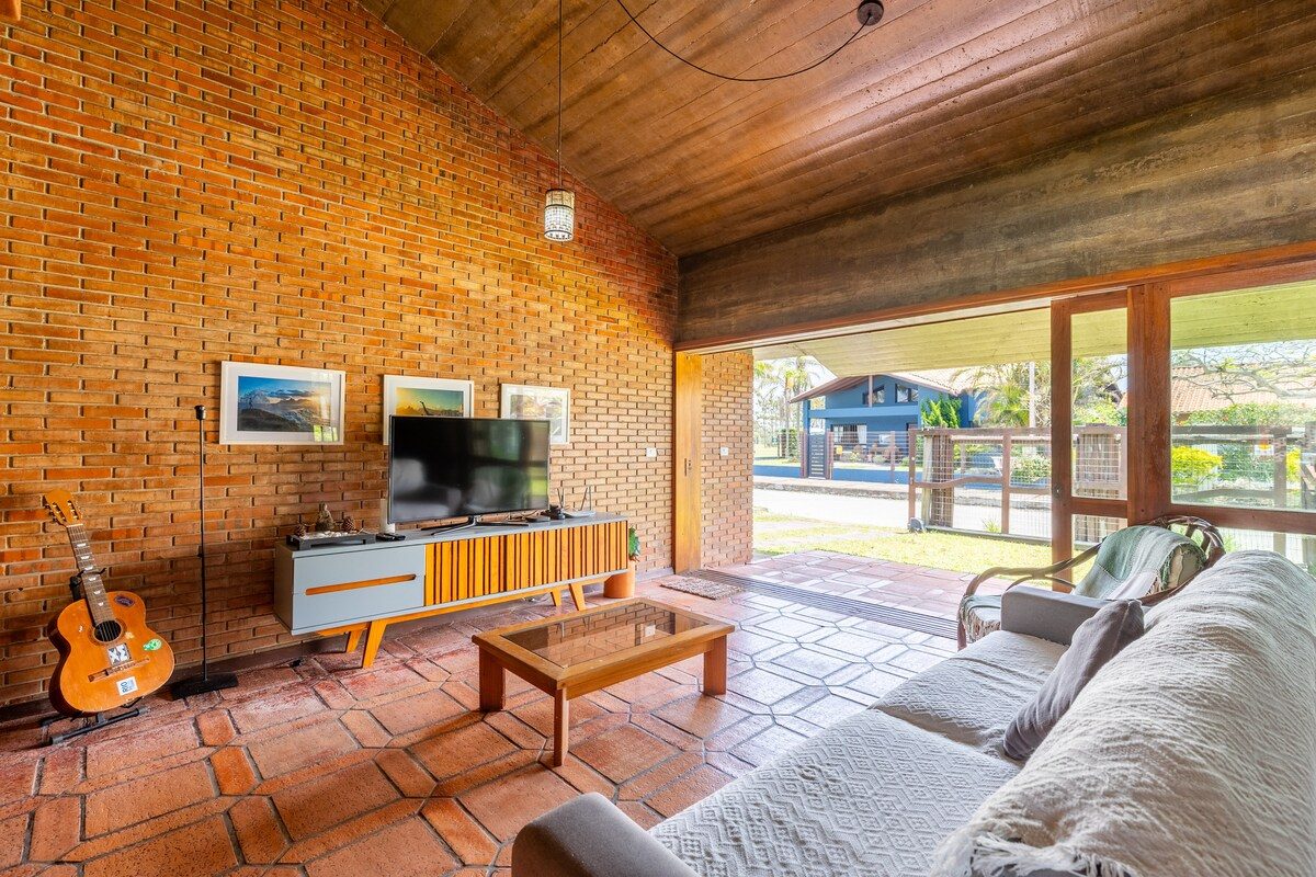 Casa de Pedra com Piscina e Área Verde Privativa — foto 3