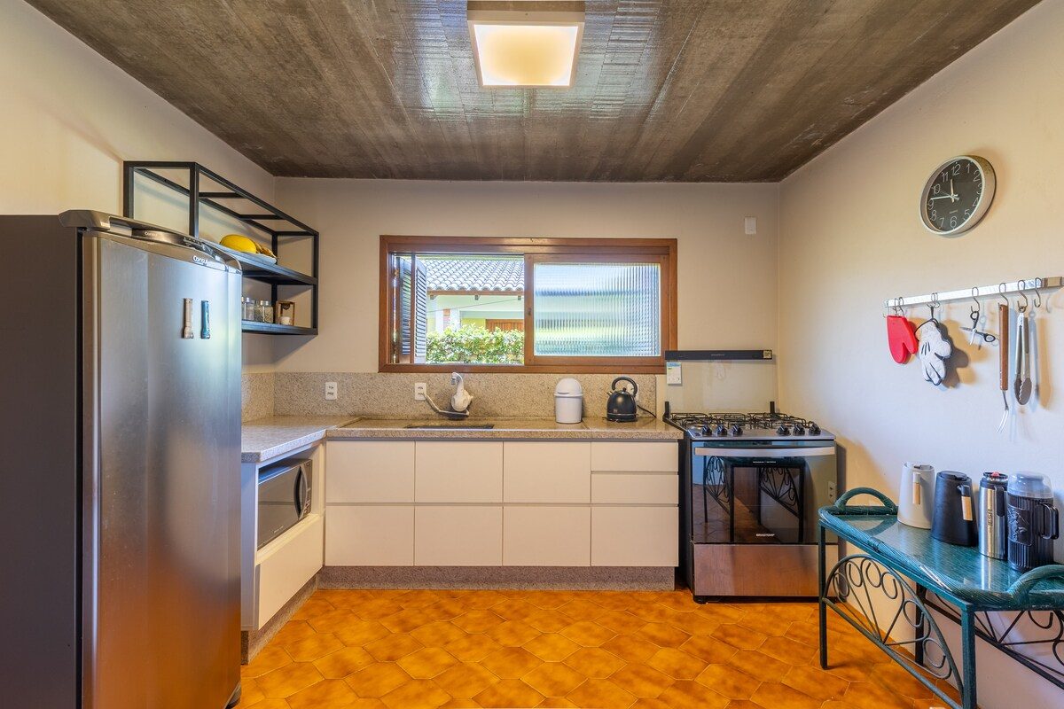 Casa de Pedra com Piscina e Área Verde Privativa — foto 12