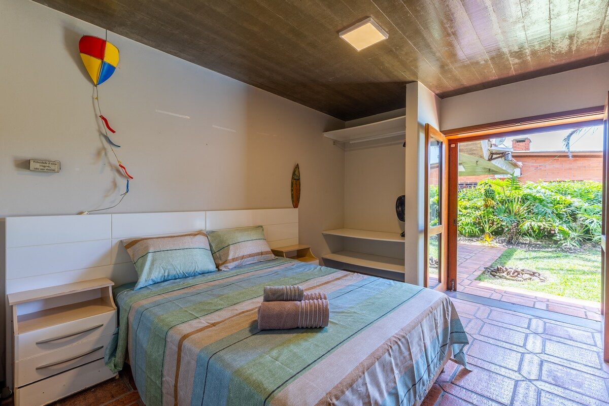 Casa de Pedra com Piscina e Área Verde Privativa — foto 22