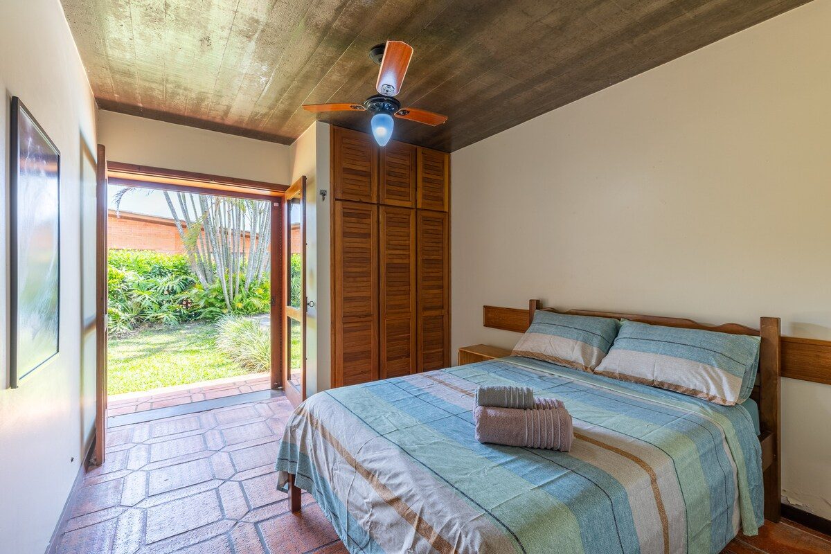 Casa de Pedra com Piscina e Área Verde Privativa — foto 23