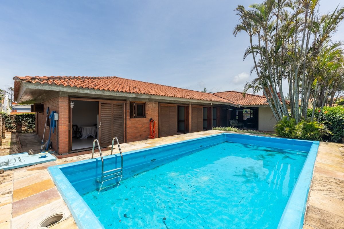 Casa de Pedra com Piscina e Área Verde Privativa — foto 40