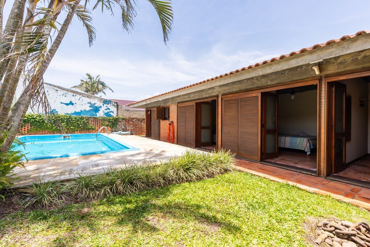 Casa de Pedra com Piscina e Área Verde Privativa — foto 41