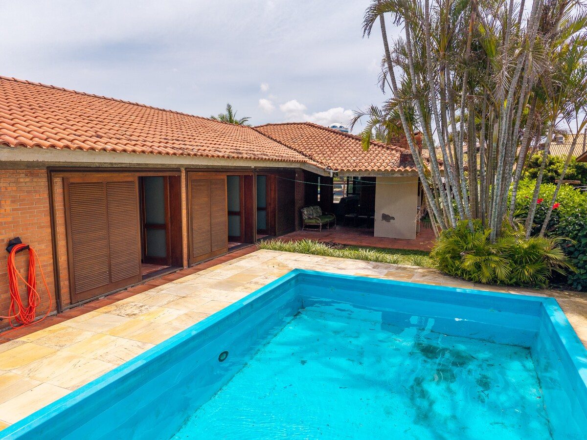 Casa de Pedra com Piscina e Área Verde Privativa — foto 43