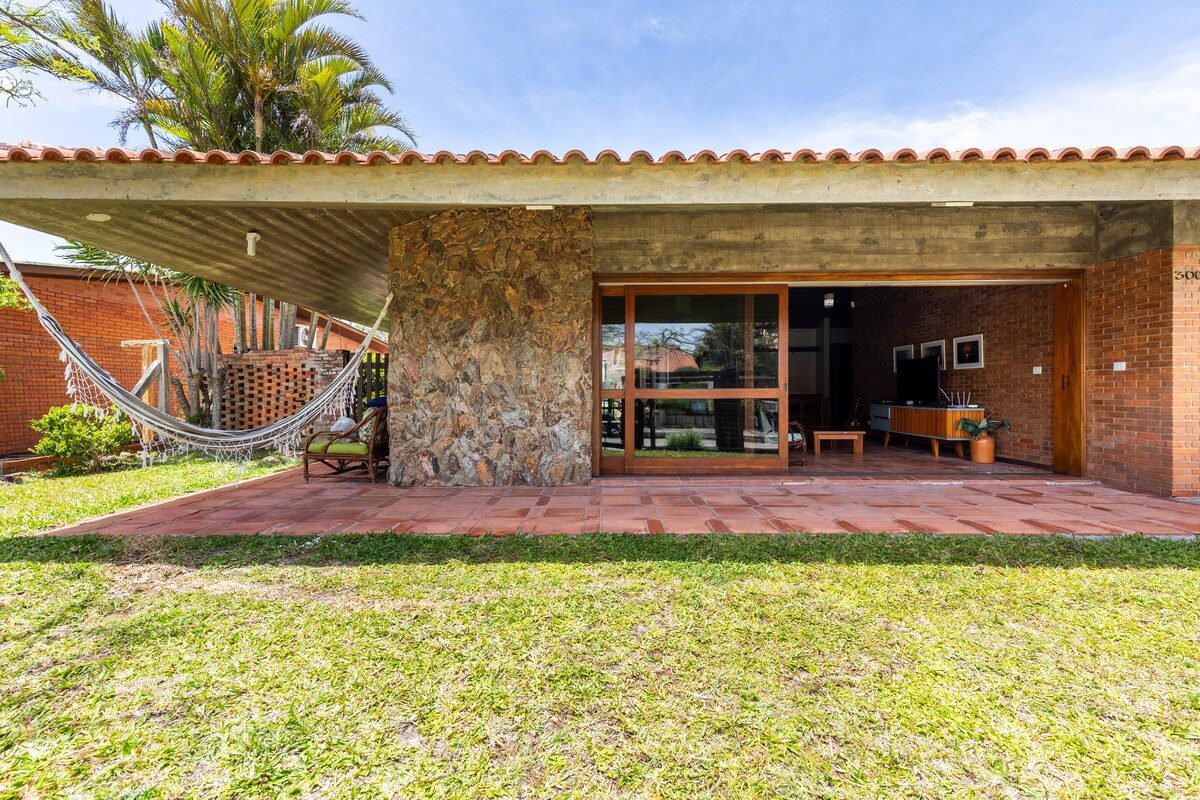 Casa de Pedra com Piscina e Área Verde Privativa
