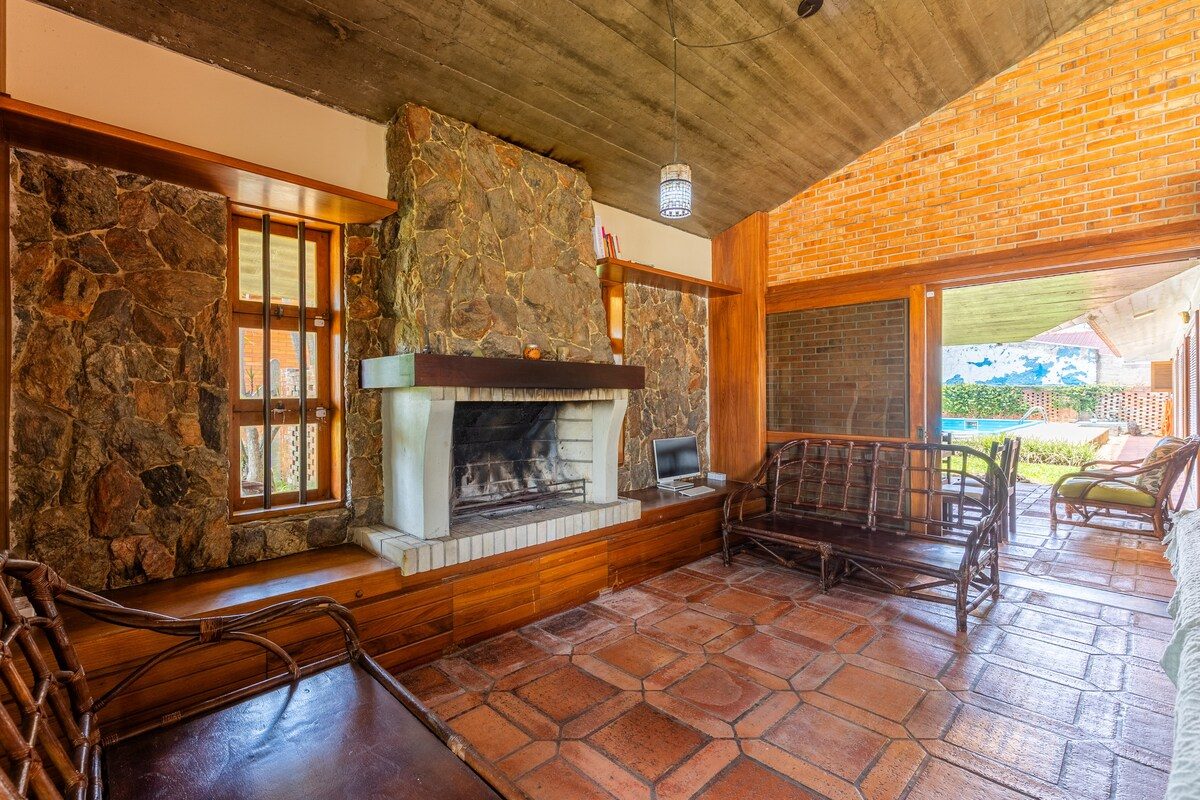 Casa de Pedra com Piscina e Área Verde Privativa — foto 46